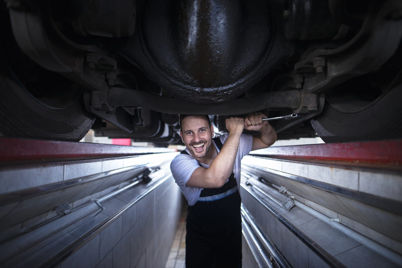 Mechaniker bei der Arbeit an einem Nutzfahrzeug