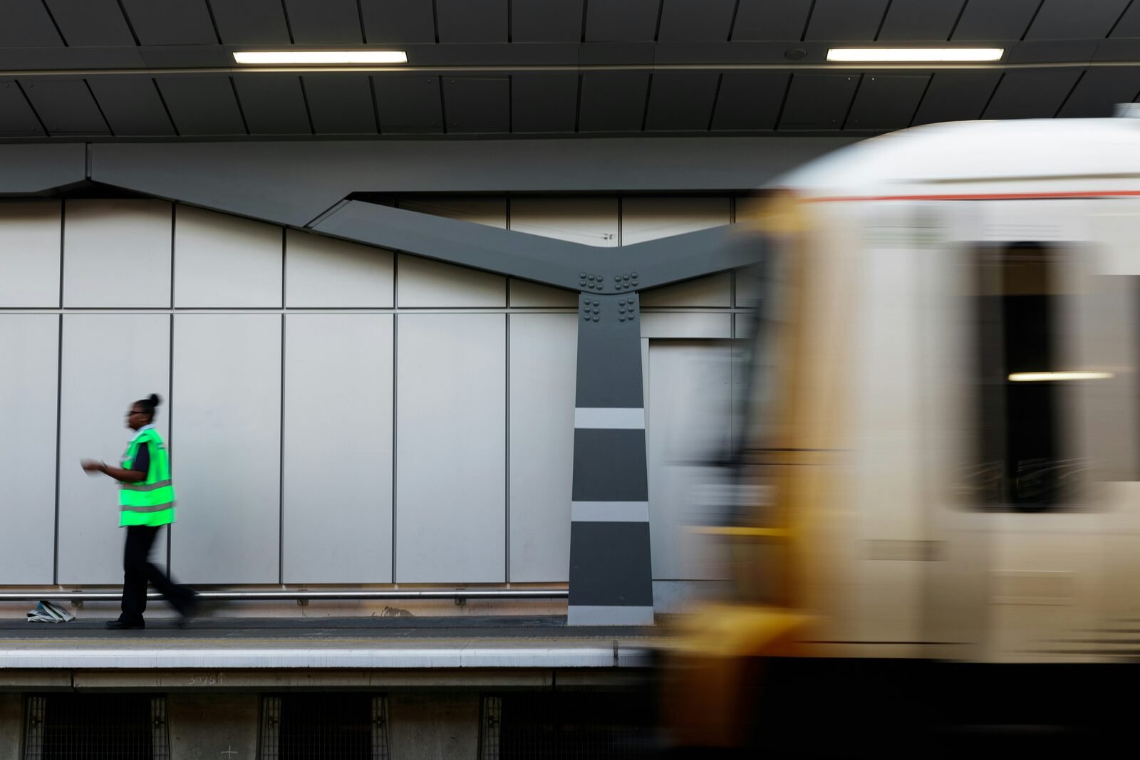 Mitarbeiter im Logistikbetrieb von KORENT Transporte